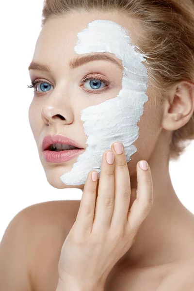 Bőrápolás. Fiatal nő fehér maszk alkalmazása arcon. Kozmetikumok — Stock Fotó