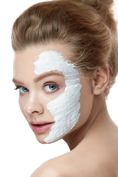 Beauté Visage. Belle femme avec masque blanc sur la peau — Photo