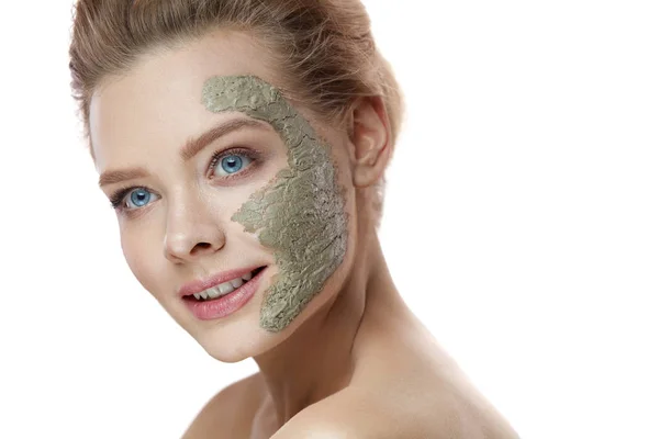 Beauty cosmetica. Mooie vrouw met klei masker op het gezicht — Stockfoto