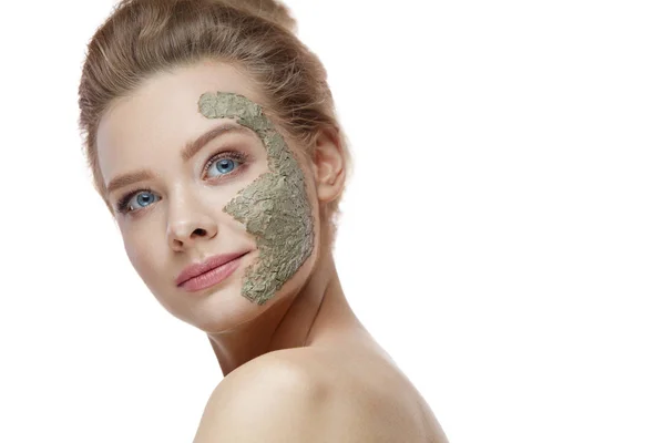 Skönhet kosmetika. Vacker kvinna med Clay Mask på ansikte — Stockfoto