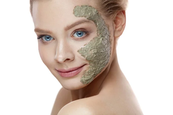 Beauty cosmetica. Mooie vrouw met klei masker op het gezicht — Stockfoto