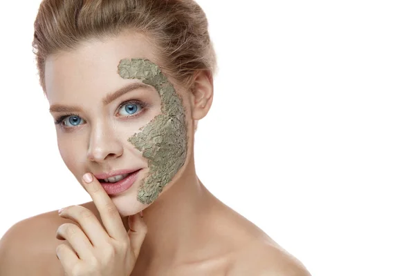 Szépségápolási, kozmetikai cikkek. Gyönyörű nő és agyagos maszk, arc — Stock Fotó