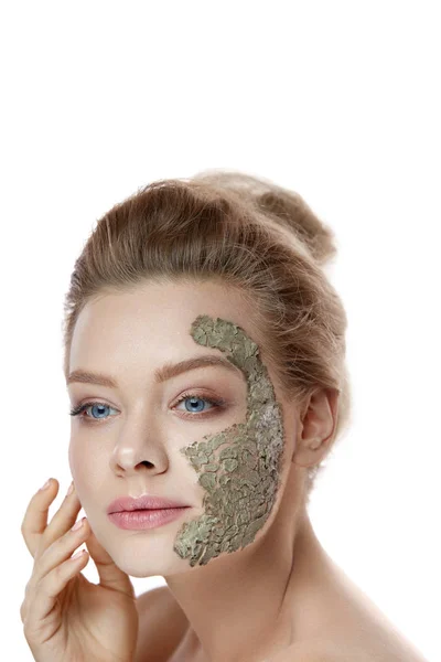 Schönheitskosmetik. schönes Mädchen, das Tonmaske auf weiche Haut aufträgt — Stockfoto