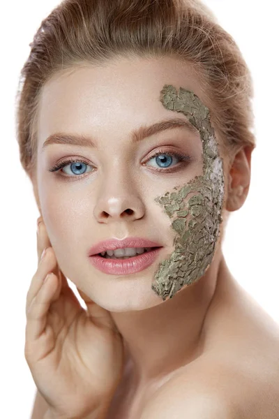 美容化粧品。美しい少女の柔らかい肌に粘土のマスクを適用します。 — ストック写真