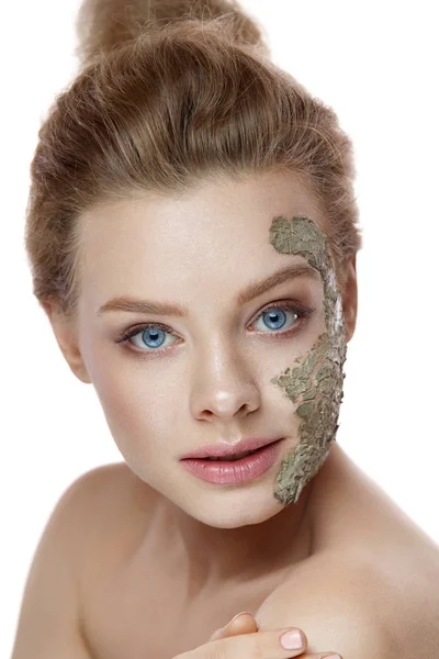 Hudföryngring. Frisk kvinna med kosmetiska Mask på ansikte — Stockfoto