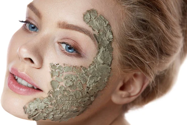 Tratamento facial da beleza. Mulher sexy com máscara de barro cosmético — Fotografia de Stock