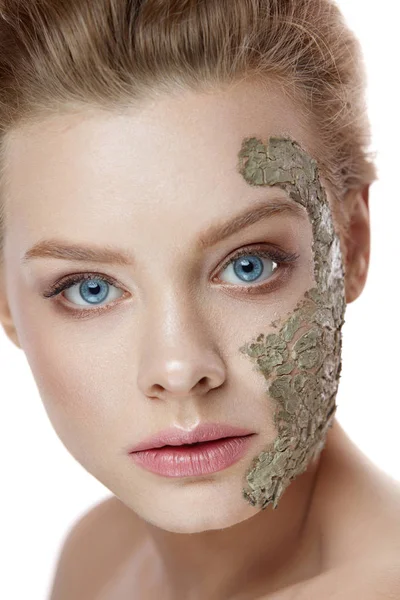 Schoonheid gezichtsbehandeling. Sexy vrouw met cosmetische klei masker — Stockfoto