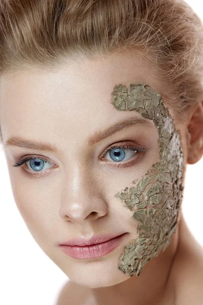 Schoonheid gezichtsbehandeling. Sexy vrouw met cosmetische klei masker — Stockfoto