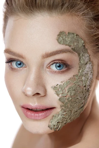 Tratamiento facial de belleza. Sexy hembra con máscara de arcilla cosmética — Foto de Stock