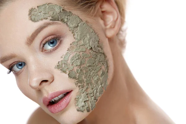 Tratamiento facial de belleza. Sexy hembra con máscara de arcilla cosmética —  Fotos de Stock