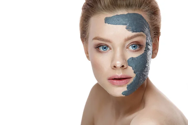 De zorg van de huid. Meisje met cosmetische masker poseren op witte achtergrond — Stockfoto