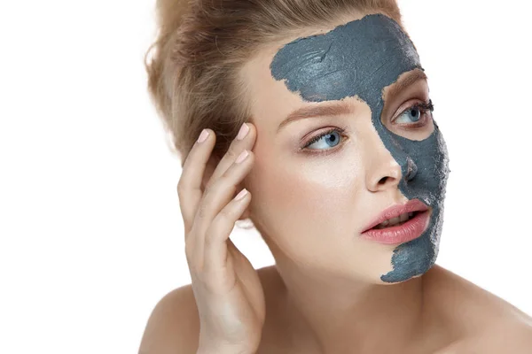 Soins Beauté Visage. Femme avec maquillage naturel appliquant masque d'argile — Photo