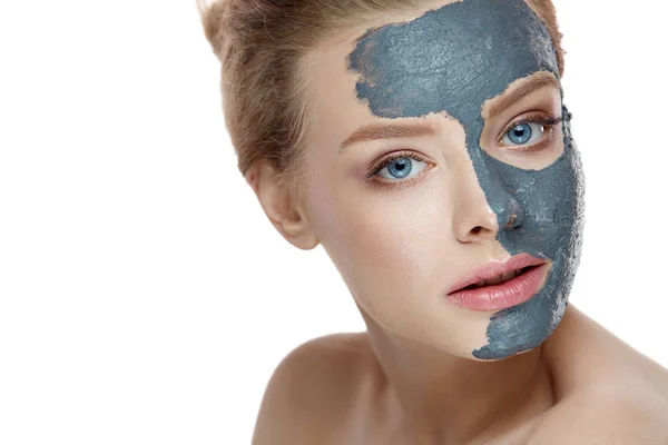 Cuidado de la piel. Chica con máscara cosmética posando sobre fondo blanco —  Fotos de Stock