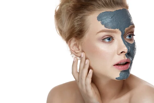 Cuidado facial de belleza. Mujer con maquillaje natural aplicando máscara de arcilla — Foto de Stock