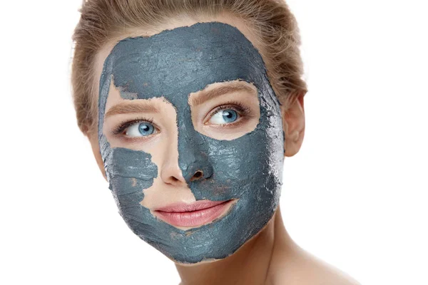 De zorg van de huid. Meisje met cosmetische masker poseren op witte achtergrond — Stockfoto