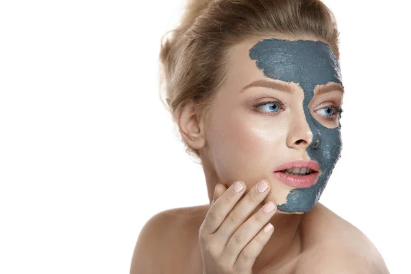 Beauty Face Care. Female With Natural Makeup Applying Clay Mask — Stock Photo, Image