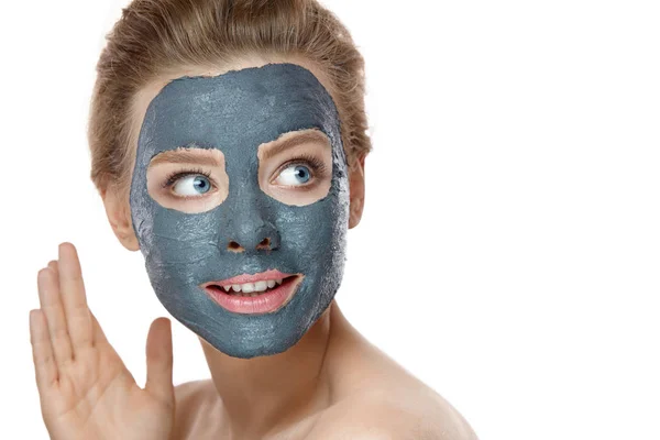 Bőrápolás. Lány kozmetikai maszk pózol a fehér háttér — Stock Fotó