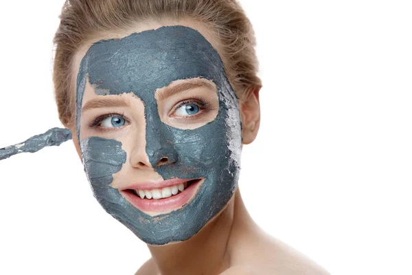 Kosmetyki. Portret Piękne Woman twarz z maską — Zdjęcie stockowe