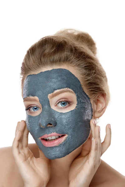 Beleza Teatment. Jovem mulher aplicando lama cosmética no rosto — Fotografia de Stock