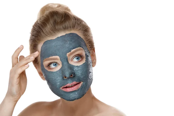 Soins Beauté Visage. Femme avec maquillage naturel appliquant masque d'argile — Photo