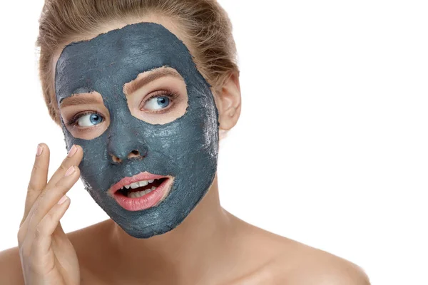 Beauty Face Care. Perempuan Dengan Makeup Alami Menerapkan Clay Mask — Stok Foto