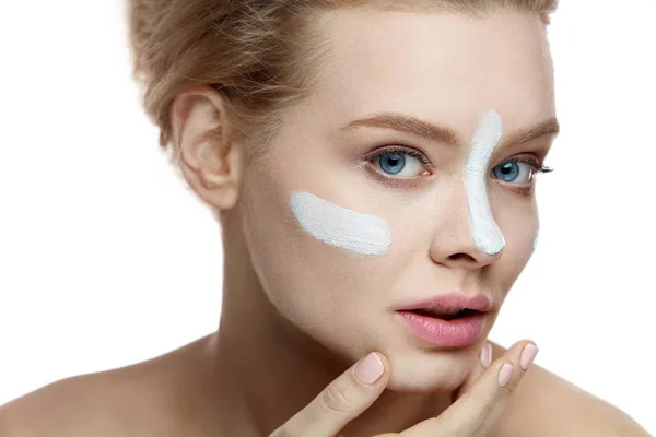 De zorg van de huid. Vrouw zetten strepen van klei masker op huid — Stockfoto