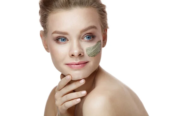 Gesichtsbehandlung. schöne Frau mit Streifen aus Ton Maske — Stockfoto