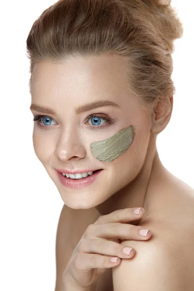 Face Treatment. Vacker kvinna med rand av Clay Mask — Stockfoto