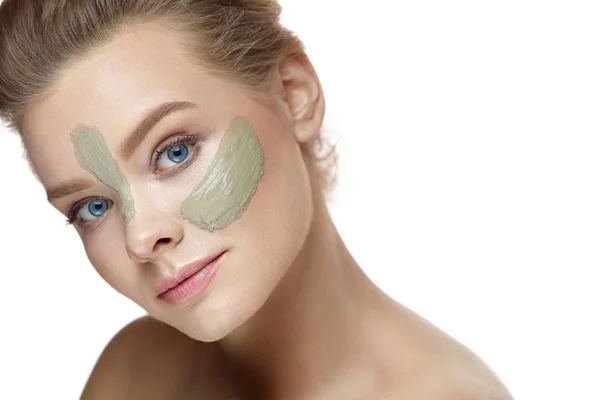 Skönhet och Spa. Porträtt av kosmetiska Mask på ung kvinna ansikte — Stockfoto