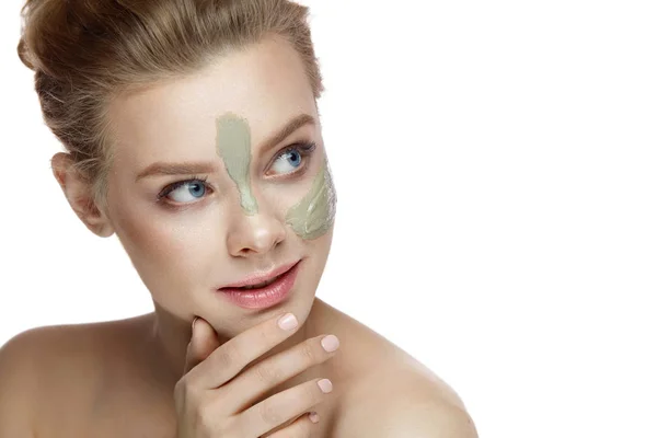 Szépségápolási, kozmetikai cikkek. Nő a maszk Clay csíkok arcbőr — Stock Fotó