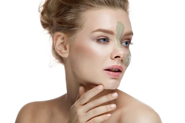 Kauneuskosmetiikka. Nainen Clay Mask Stripes kasvojen iholle — kuvapankkivalokuva