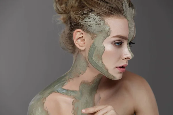 Cuidado de la piel y el cuerpo. Hermosa mujer sexy con máscara de arcilla —  Fotos de Stock