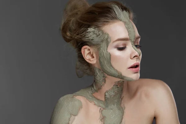 Schönheitsbehandlung. Frau mit kosmetischer Tonmaske auf der Haut — Stockfoto