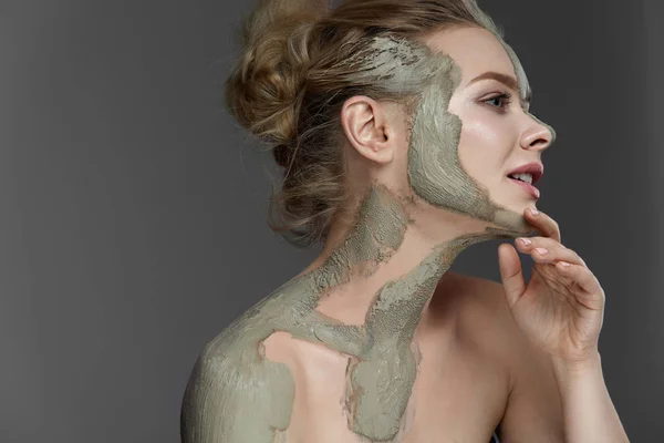 Procedimiento de spa. Mujer con máscara facial y corporal cosmética —  Fotos de Stock