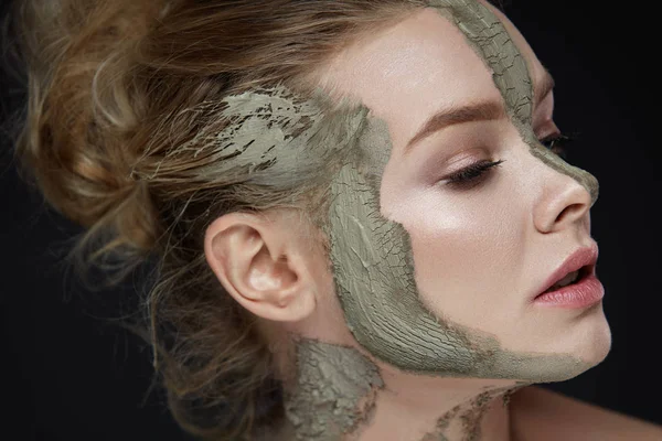 Tratamiento de belleza. Mujer con máscara de arcilla cosmética en la piel —  Fotos de Stock