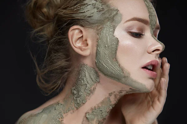 Спа-процедура. Женщина в косметической маске для лица и тела — стоковое фото