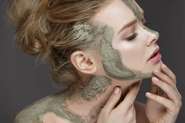 Procedimiento cosmético. Mujer con máscara de barro en la cara y el cuerpo — Foto de Stock