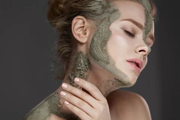 Procedimiento cosmético. Mujer con máscara de barro en la cara y el cuerpo —  Fotos de Stock