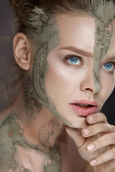 Cosmetische Procedure. Vrouw met modder masker op het gezicht en lichaam — Stockfoto