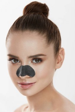 Kozmetik. Güzel kadın, burun üzerindeki siyah maske