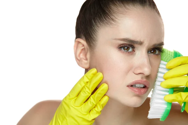 Mujer con cepillo en la mano exfoliante, frotando la piel facial — Foto de Stock