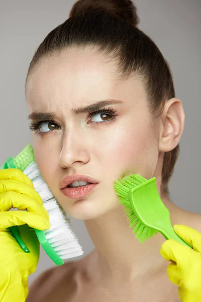 Facial Peeling. Beautiful Woman Exfoliating Skin With Brushes — Stock Photo, Image