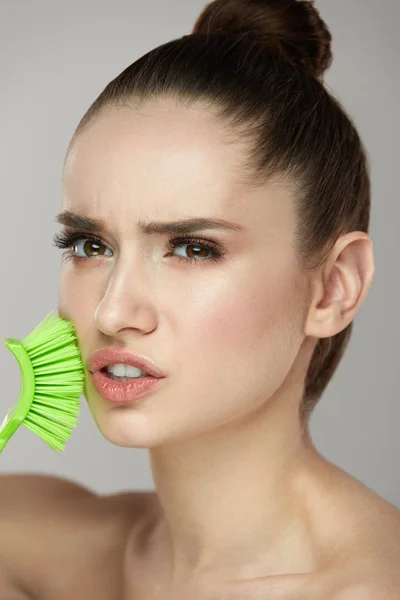 Frau mit Bürste in der Hand Peeling, Schrubben Gesichtshaut — Stockfoto