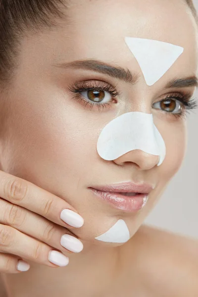 Skönhet kosmetika. Ung kvinna med rengöring fläckar på huden — Stockfoto