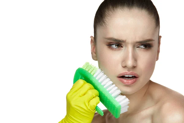 Gesichtspflege. sexy Frau in Handschuhen schrubbt Gesicht mit Bürste — Stockfoto