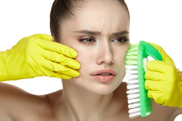 Perawatan Kulit Wajah. Sexy Woman In Gloves Scrubbing Face With Brush (dalam bahasa Inggris) — Stok Foto