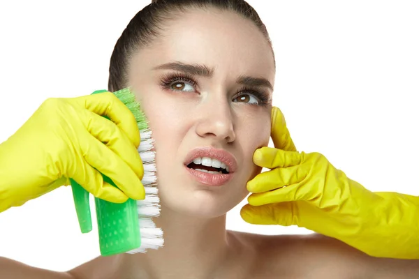 Mujer con cepillo en la mano exfoliante, frotando la piel facial — Foto de Stock