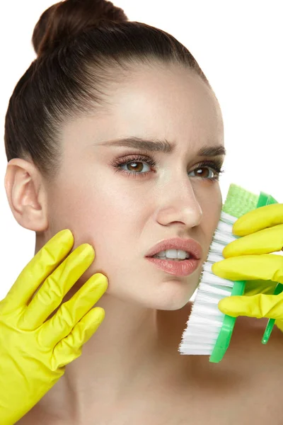 Cuidado facial de la piel. Sexy mujer en guantes frotando la cara con cepillo — Foto de Stock