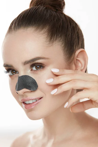 Чистка кожи. Крупный план Красивая женщина с пластырем маска на носу — стоковое фото