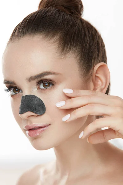 Huid reinigen. Closeup mooie vrouw met Patch masker op neus — Stockfoto